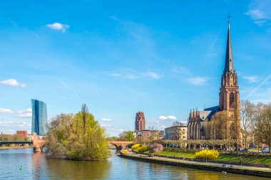 Waterfront nehir ana Dreikonigs Kilisesi - Frankfurt am Main, Almanya ile