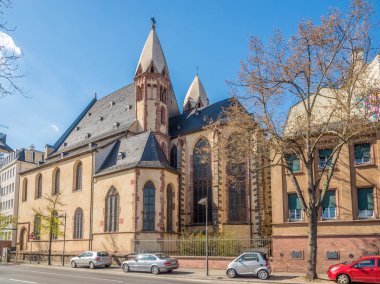 Franfurt sokaklarında kilisede St.Leonhard am Main