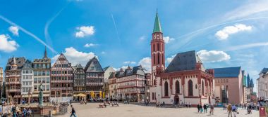 Panoramik Nikolai Kilisesi de Frankfurt am Main ile Romerberg yerde