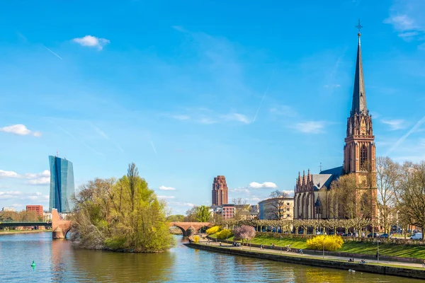 Waterfront river Main with Dreikonigs church - Frankfurt am Main, Germany — Stock Photo, Image