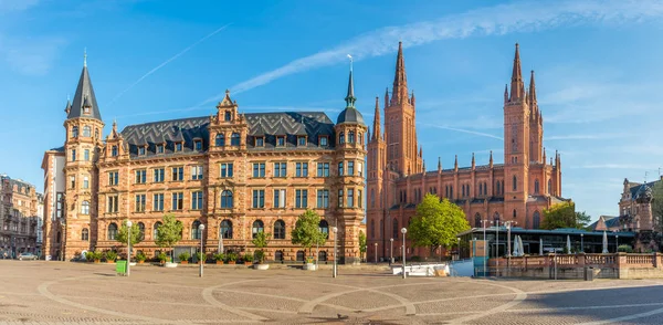 Panoramablick am Marktplatz mit cjty-Halle und Marktkirche in wiesbaden — Stockfoto