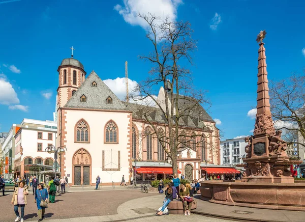 Liebfrauen Kilisesi ile çeşme de Frankfurt am Main.