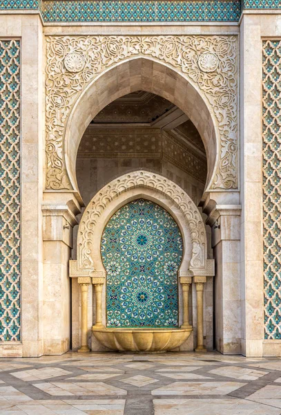 Arabesque patroon bij de fontein op moskee van Hasan Ii. in Casablanca — Stockfoto
