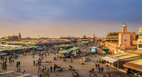 Kväll på torget Jemaa el-Fnaa i Marrakechs Medina - Marocko — Stockfoto