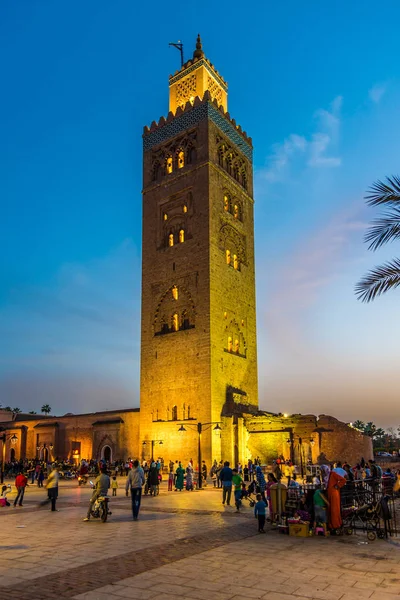 Avond in de buurt van de Minaret van de Koutoubia-moskee in Marrakesh - Marokko — Stockfoto