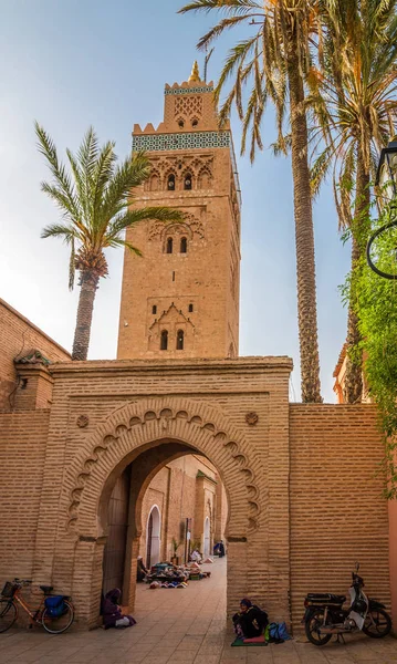 Poort in de buurt van de minaret van de Koutoubia-moskee in Marrakesh - Marokko — Stockfoto