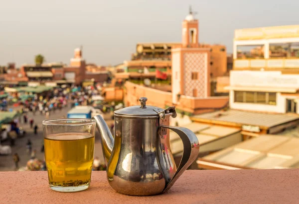 Verfrissend met mint thee op het dak in de buurt van Jemaa el-Fnaa-plein ik — Stockfoto