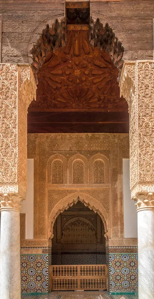 Ingericht arabesque patroon bij de Saadian Tombs in Marrakesh, Morocco — Stockfoto