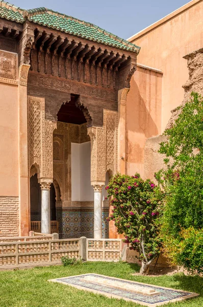 Ingericht arabesque patroon bij de Saadian Tombs in Marrakesh, Morocco — Stockfoto