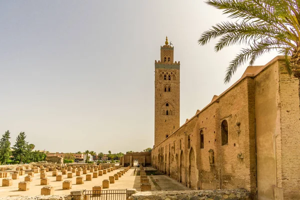 Bekijken van de Koutoubia moskee met een minaret in Marrakech - Marokko — Stockfoto