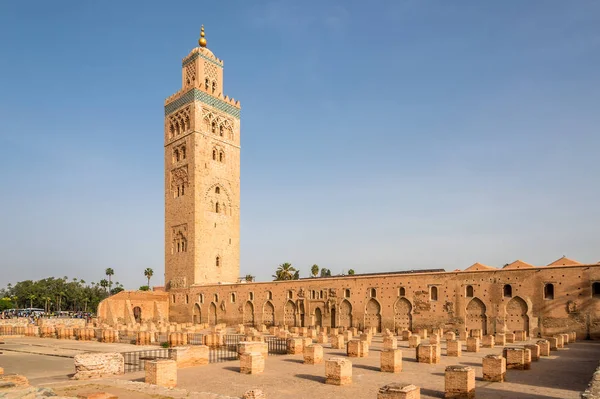 Vista en la Mezquita de Koutoubia con minarete en Marrakech, Marruecos —  Fotos de Stock