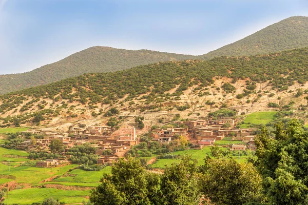 Kleines Dorf in der Landschaft des hohen Atlas - Marokko — Stockfoto