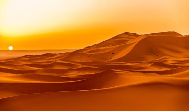 Erg African Sahara, Fas kum tepeleri üzerinde gündoğumu