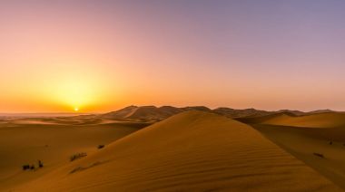 Sahra - Fas kum tepeleri üzerinde gündoğumu