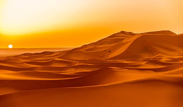 Sonnenaufgang über den Sanddünen von erg chebbi in Sahara, Marokko — Stockfoto
