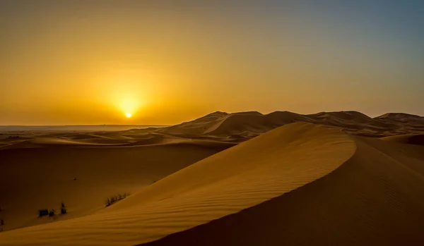 Sonnenaufgang über den Sanddünen von erg chebbi in Sahara, Marokko — Stockfoto