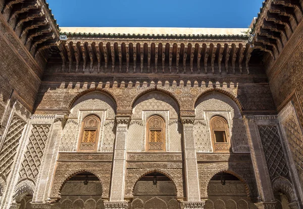 Decorazione in medresa Al-Attarine nel vecchio quartiere medina di Fez - Marocco — Foto Stock