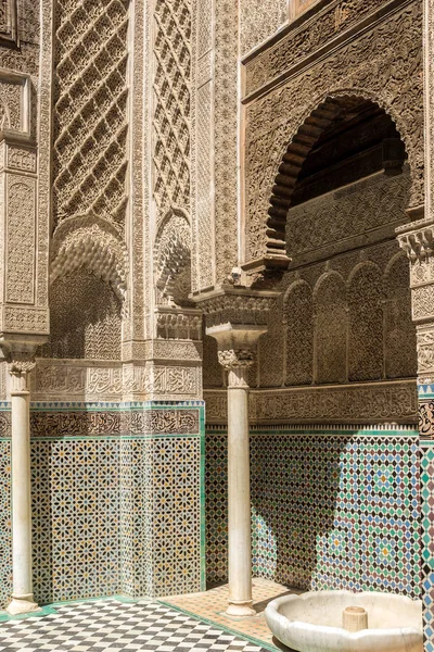 Decoratie in medresa Al-Attarine in de oude wijk medina van Fez - Marokko — Stockfoto