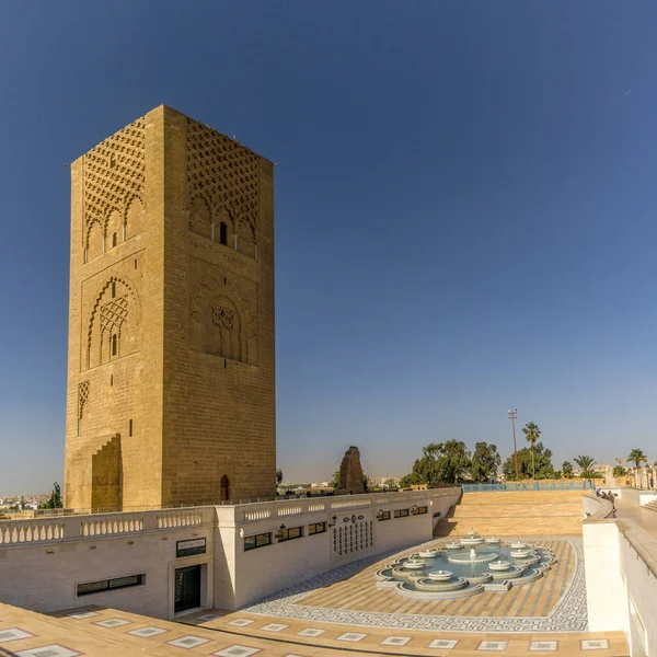 Vista de la torre de Hassan con fuente cerca del mausoleo de Mohammed V. en Rabat - Marruecos — Foto de Stock