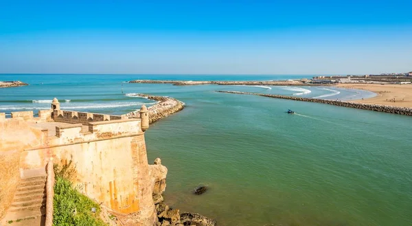 Vista desde Kasbah de los Udayas en el río Bou Regrega y el océano Atlántico - Rabat, Marruecos — Foto de Stock