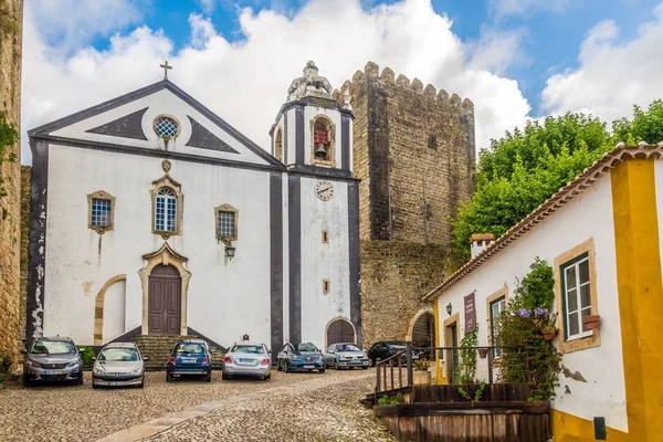 Vista en la iglesia de Santiago en las calles de Obidos - Portugal —  Fotos de Stock