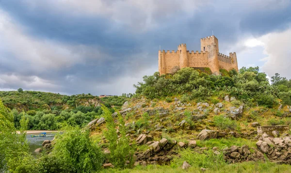 在葡萄牙的 Almourol 城堡的视图 — 图库照片