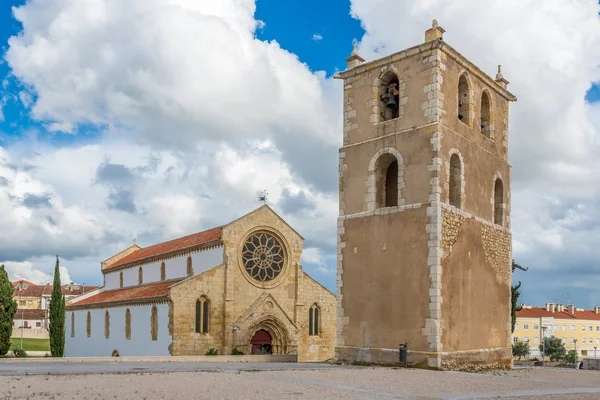 Kerk van Santa Maria do Olival met klokkentoren in Tomar, Portugal — Stockfoto