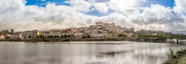 Üniversite Belediye Coimbra nehir Mondego - Portekiz ile panoramik manzaraya