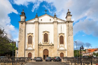 Cephe katedral Leiria - Portekiz görüntülemek