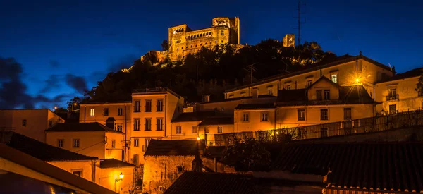 Νυχτερινή θέα στο κάστρο Λεϊρία - Πορτογαλία — Φωτογραφία Αρχείου