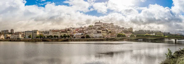 Vista panorâmica da cidade universitária de Coimbra com o rio Mondego - Portugal — Fotografia de Stock