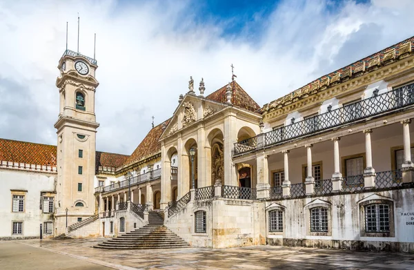 Widok na dziedziniec Uniwersytetu Coimbra w Portugalii — Zdjęcie stockowe