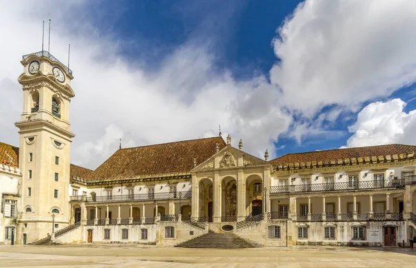 Patio con torre de reloj en complejo Universidad de Coimbra - Portugal — Foto de Stock