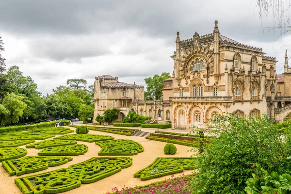 Visa på den Palace av Bucaco med trädgård i Portugal — Stockfoto