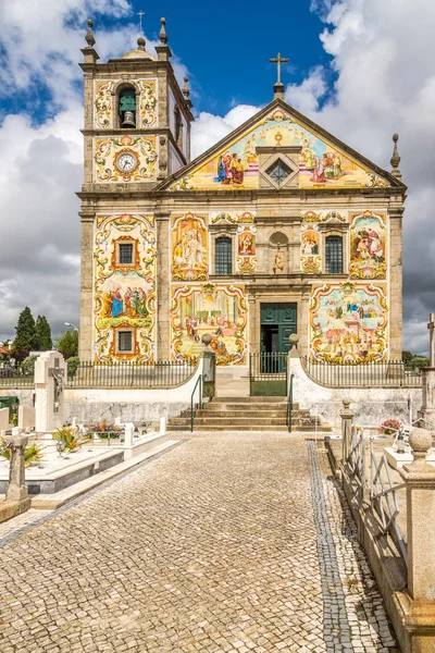Переглянути на розписом прикрас фасад церкви Божої Ампаро в Valega, Португалія — стокове фото