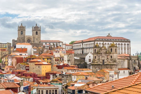 Vista en los tejados de la parte histórica de Oporto - Portugal — Foto de Stock