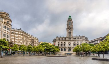 Porto Belediye Binası'nda Avenida dos Aliados - Portekiz görüntülemek