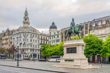 Binalarda, Avenida dos Aliados - Portekiz görüntülemek