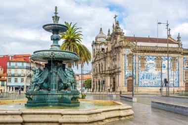 Aslan Çeşmesi ile kiliseler Carmelitas ve Carmo Porto - Portekiz