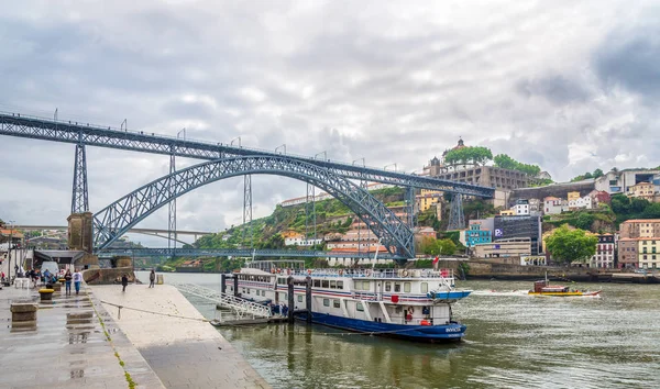 Dijk van de rivier Douro met brug van Luis I. in Porto - Portugal — Stockfoto