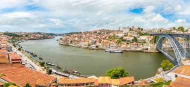 Panoramik manzaraya setin Douro Ribeira Nehri ile köprü Luis I. Porto - Portekiz