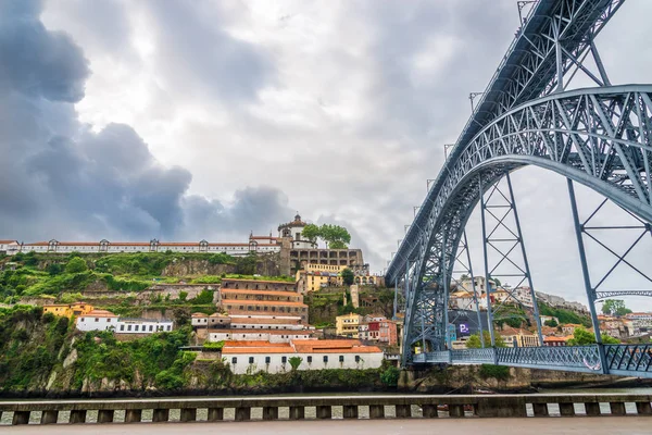 Kijk in het klooster Serra do Pilar en brug Luis I. in Porto - Portugal — Stockfoto