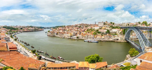 Panoramisch uitzicht op de kade Ribeira van Dourorivier met brug van Luis I. in Porto - Portugal — Stockfoto