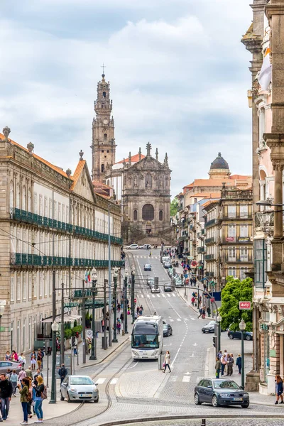 På gatorna i Porto - i bakgrunden Clerigos kyrka - Portugal — Stockfoto