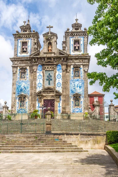 Uitzicht op de kerk van Saint Ildefonso met azulejo ingericht gevel in Porto - Portugal — Stockfoto