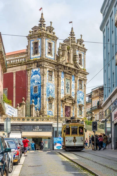 На вулицях Porto біля церкви з Сен Ільдефонсо - Португалія — стокове фото