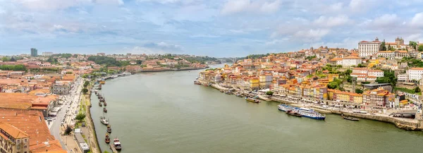 Panoramiczny widok na nabrzeże rzeki Duero w Porto - Portugalia — Zdjęcie stockowe