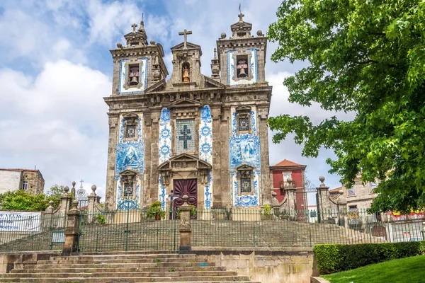 Azulejo ingericht gevel van de kerk Saint Ildefonso in Porto, Portugal — Stockfoto