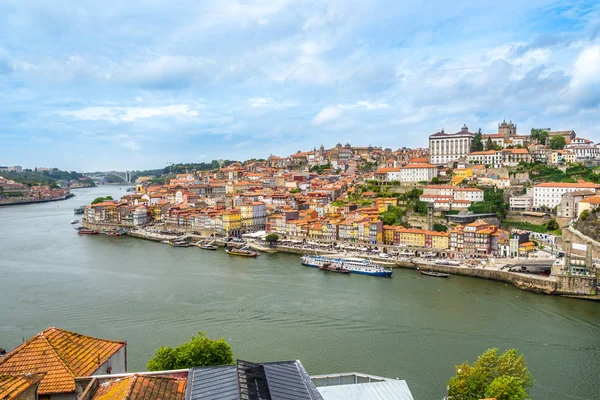 Vista para a Ribeira - aterro do rio Douro no Porto, Portugal — Fotografia de Stock