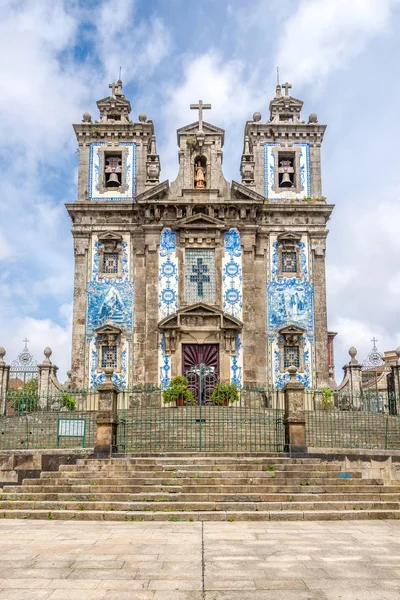 Перегляд в на azulejo оформлені фасад церкви Святої Ільдефонсо в порту, Португалія — стокове фото
